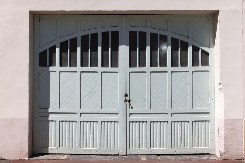 porte de garage de l ancien h tel le mondial vichy